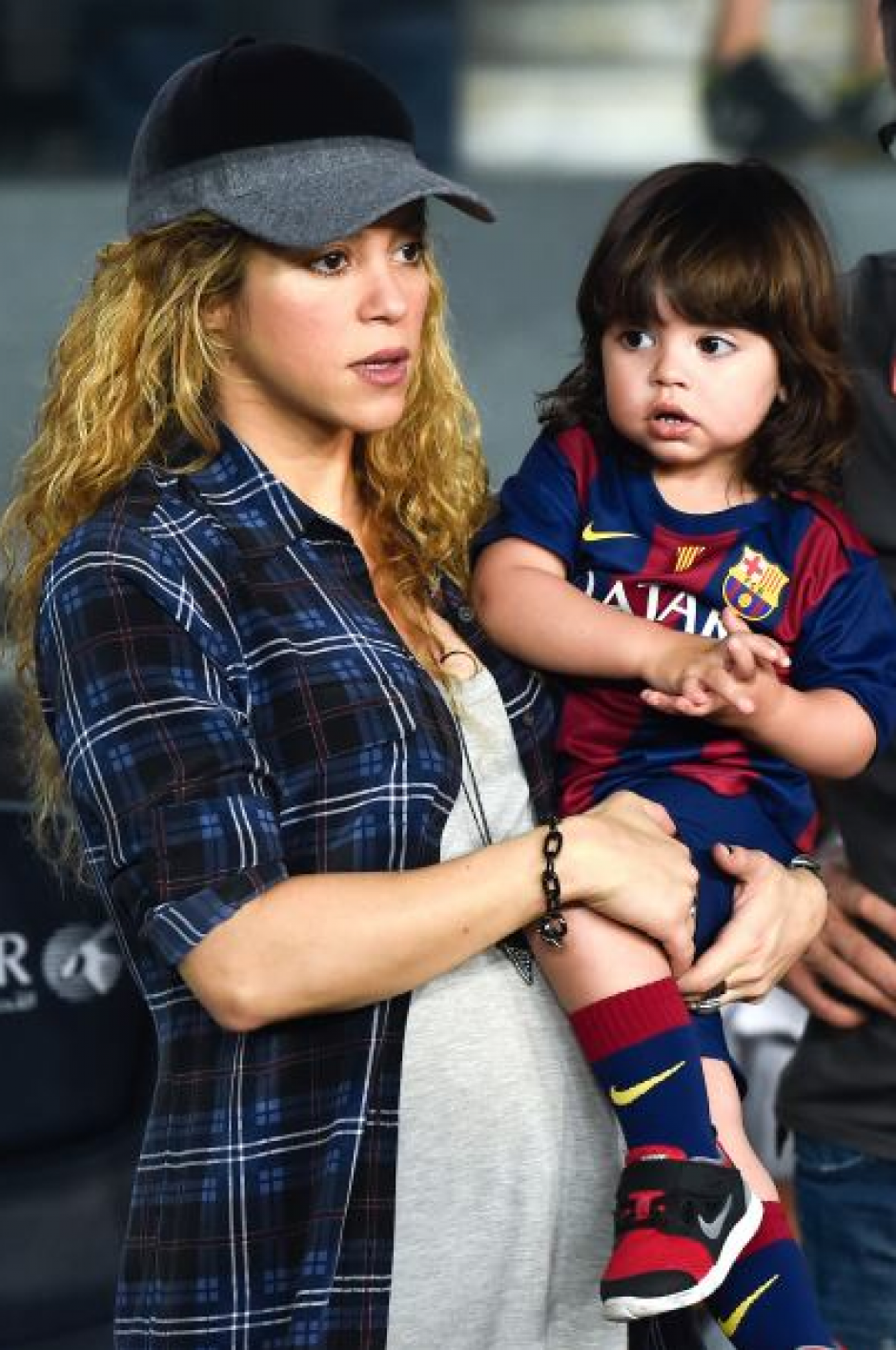 Shakira Y Su Hijo Milan Acompa An A Piqu En El Partido Del Barcelona Soy