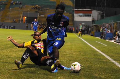 Marvin Ávila recibe una fuerte falta de un zaguero hondureño. (Foto: Sergio Muñoz/Soy502)