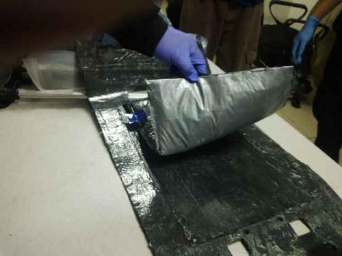 La cocaína fue escondida en un doble fondo de la maleta. (Foto:PNC) 