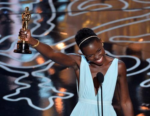 Lupita Nyong'o recibió el aplauso de todos sus colegas, quienes se pusieron de pie. (Foto: AFP)