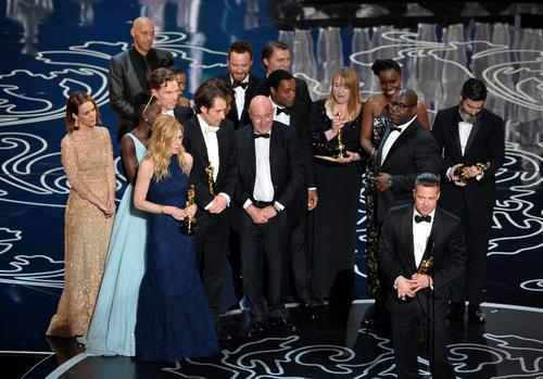 El elenco de "12 Years Slave" en el escenario, recibiendo el Oscar como Mejor Película. (Foto: AFP)