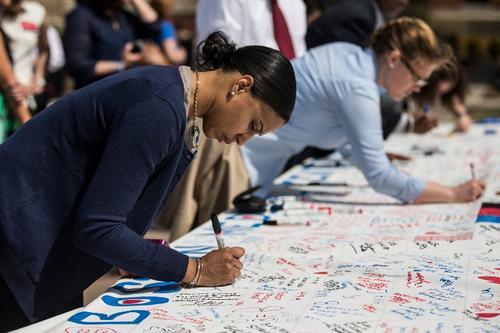 El 21 de abril se llevara a cabo la Maraton de este año donde ninguna mochila estará permitida en ciertas áreas en o cerca de la largada en Hopkinton, en o cerca de la llegada en Boston, o a través del recorrido. (Foto: AFP)
