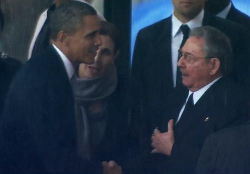 Obama y Raúl Castro se saludaron antes del servicio religioso. (AFP)