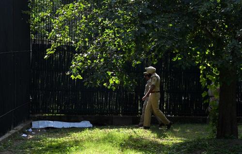 Personal de la Policía de la India cerca del cuerpo cubierto del colegial. (Foto: AFP) 
