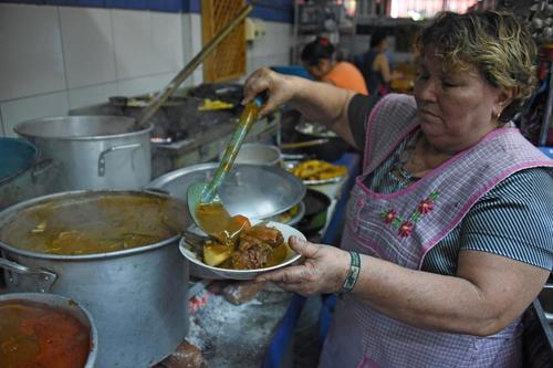 Elsa Morales, cocinera, prepara un plato de pepián. (Foto: Johan Ordóñez/AFP)