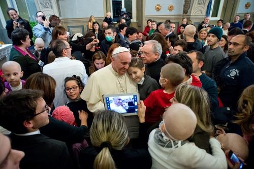 Un grupo de padres lleva a sus hijos que se encuentran en tratamiento en el hospital pediátrico 'Bambino Gesu' a saludar al Papa Francisco (Foto: AFP)