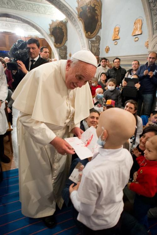 El Papa Francisco recibe una ilustración de un niño que se encuentra en tratamiento en el hospital pediátrico 'Bambino Gesu'. (Foto: AFP)