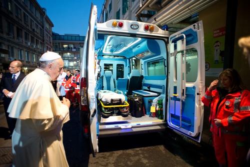 Papa Francisco imparte una bendición a algunos trabajadores del hospital pediátrico 'Bambino Gesu'. (Foto: AFP)