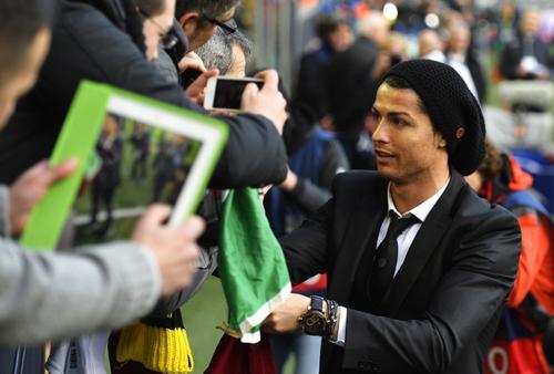 Cristiano Ronaldo viajó a Alemania para el juego ante el Borussia, pero no pudo participar y terminó por darle gusto a sus seguidores al firmar sus camisolas y tomarse fotos con ellos