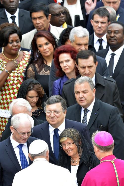 La Vicepresidenta Roxana Baldetti, en la fila mientras esperaba saludar al papa Francisco, en la ceremonia de canonización de dos papas. (Foto: AFP)