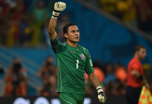 Keylor Navas fue clave en el pase de Costa Rica a los cuartos de final. Su buen rendimiento lo ha puesto en la consideración de grandes clubes de Europa. (Foto: AFP)