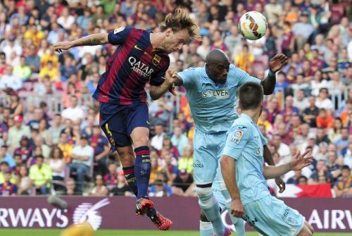 Iván Rakitic concretó de cabeza, tras pase de Messi. (Foto: AFP)