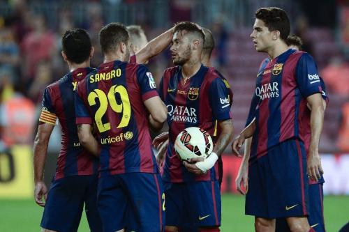 El brasileño anotó por primera vez tres goles en un partido con el Barcelona en Liga española. De recuerdo la pelota. (Foto: AFP)