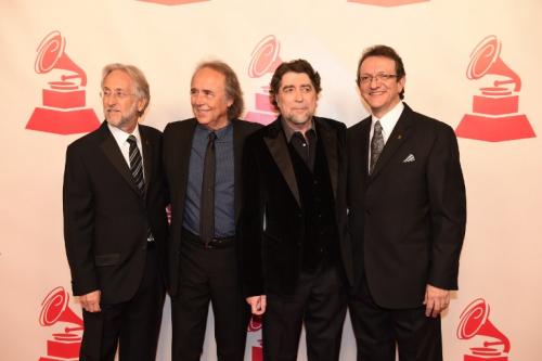 Joan Manuel Serrat y Joaquín Sabina, al centro, cantantes españoles, junto a Neil Portnow (I), Presidente de la Academia Nacional de las Ciencias y las Artes de las Grabaciones, y Gabriel Abaroa, presidente de la Academia Latina. (Foto: AFP)