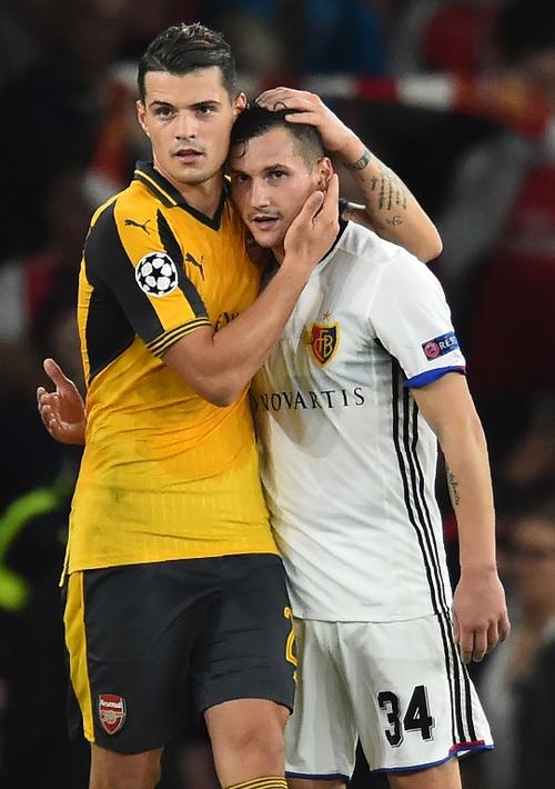 Granit abraza a su "hermanito" Taulant. (Foto: AFP)