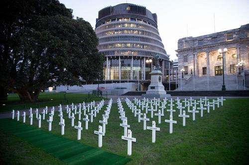 En Nueva Zelanda se colocaron 100 cruces frente al Parlamento para conmemorar a los soldados caídos. (Foto: AFP) 