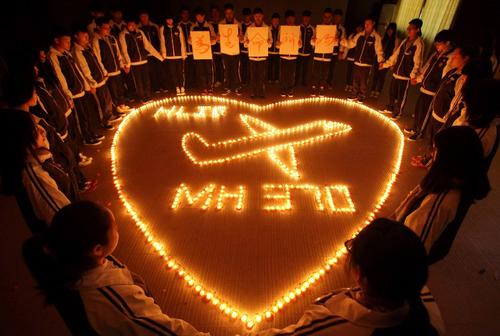 Estudiantes de la Escuela Internacional oran por los pasajeros desaparecidos del Malasyia Airlines. (Foto:AFP) 