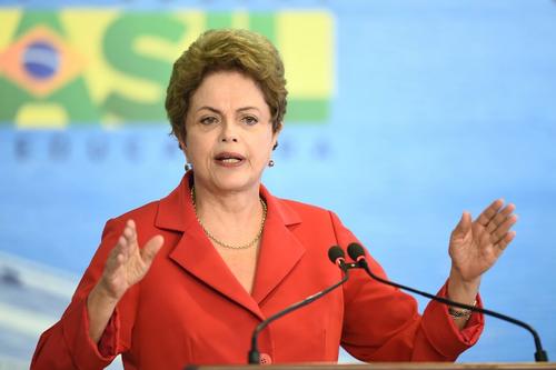 El proyecto que promueve China podría darle un nuevo aire a la administración pública de la presidenta brasileña Dila Rousseff, la cual se encuentra por los suelos debido a una desaprobación en la población por escándalos de corrupción. (Foto: AFP)