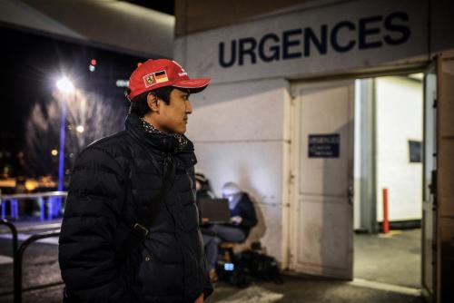 Un fan de la escudería Ferrari y Michael Schumacher, frente a la sala de urgencias del hospital Centre Hospitalier Universitaire, donde se trata al siete veces campeón de la Fórmula 1. (AFP)