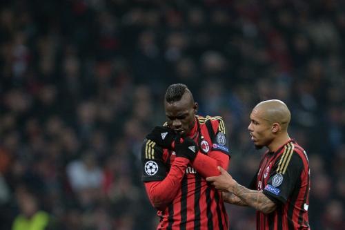 Balotelli salió lesionado del juego y es duda para el próximo encuentro del Milan en la Serie A italiana