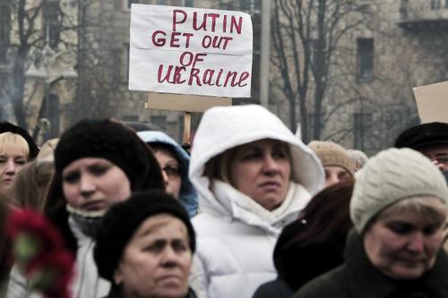 Los manifestantes de este domingo exigen que Vladimir Putin retire a las tropas que rodean el país. (Foto: AFP) 