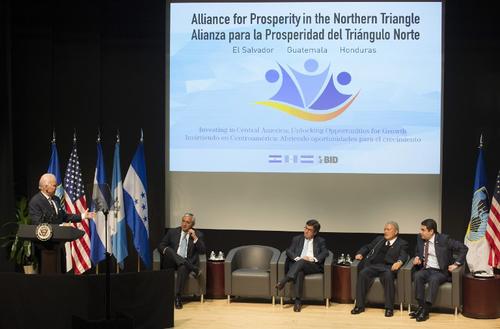 Joseph Biden (I), vicepresidente de Estados Unidos, en la conferencia, junto a los presidentes de Guatemala, El Salvador y Honduras. (Foto: AFP)