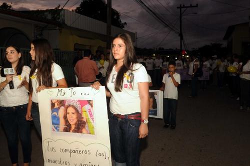 Familiares, amigos y vecinos de MIss Honduras Mundo realizaron una caminata el martes, pidiendo su aparición. (Foto: AFP) 