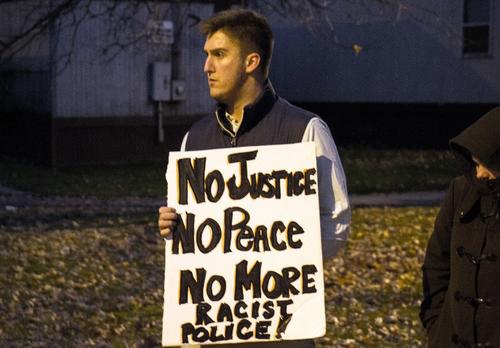 Las protestas no se hacen esperar contra lo que se considera ataques racistas de la policía. (Foto: AFP) 