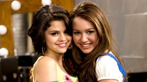 Selena Gomez y Miley Cirys eran entrañables amigas mientras trabajaron para Disney cuando eran adolescentes. 