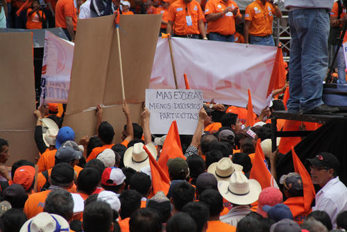En medio de la marea naranja, sobresalía la protesta de Fausto. (Foto: Archivo/Soy502)