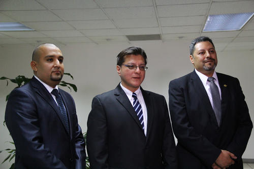 Juan Francisco Solórzano Foppa (izquierda), Alexander Toro Maldonado (centro) y Jorge Roberto Vielman Deyet (derecha) fueron los únicos que respondieron a la convocatoria para dirigir la Superintendencia de Administración Tributaria (SAT)