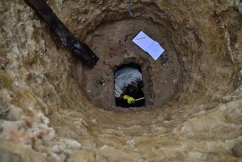 Tras se retirado la urna, los investigadores del Ministerio de Cultura continuaban indagando en el interior del mausoleo de Miguel García Granados. (Foto: Wilder López/Soy502)