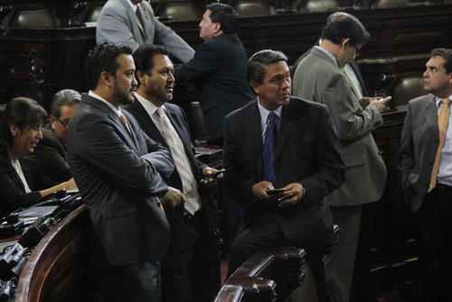 Los diputados oficialistas Luis Fernandez Chenal, Gudy Rivera y Juan Alcázar, escuchan a Luis Rabbé, presidente del Congreso. (Foto: Alexis Batres/Soy502)