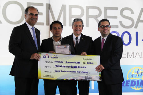 Pedro Armando Sopón, fue elegido como el emprendedor del año al ser nombrado el "Ganador de Ganadores". (Foto: Alexis Batres/Soy502)