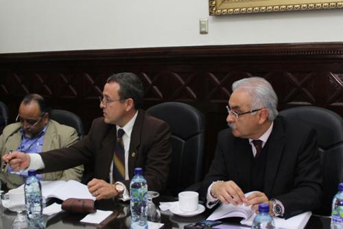 A la izquierda, Francisco Ballesteros, asesor de Luis Rabbé y Alfredo del Cid Pinillos, asesor de la bancada Todos, discuten sobre los recortes que deben realizarse al Presupuesto. (Foto: Alexis Batres/Soy502)