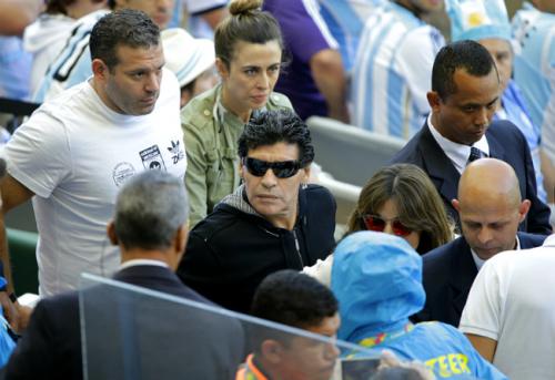 Así lucía Maradona el año pasado cuando estuvo presente en la Copa del Mundo de Brasil 2014.