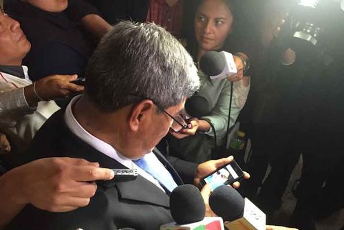 El momento incómodo de Carlos Mencos al ser abordado por la prensa. (Foto: Alexis Batres/Soy502)