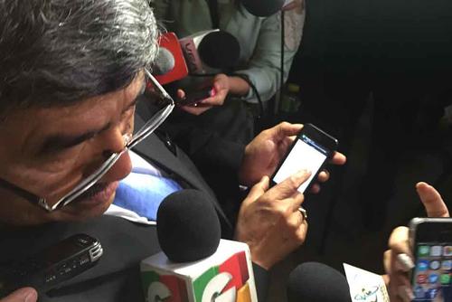 Carlos Mencos mostró a los medios su teléfono, pero sin que se lograra captar quien le avisó para que llegara al Congreso. (Foto: Alexis Batres/Soy502)
