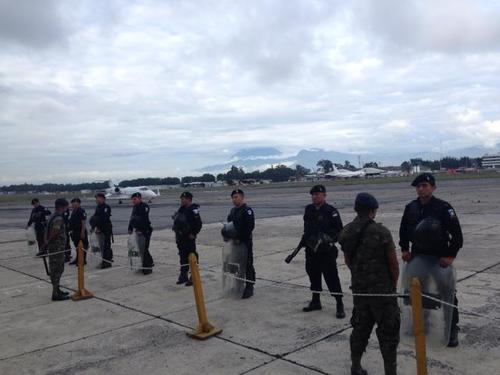 Un grupo de agentes de la PNC se encuentra en la Fuerza Aérea para resguardar el área. (Foto:José Dávila/Soy502) 