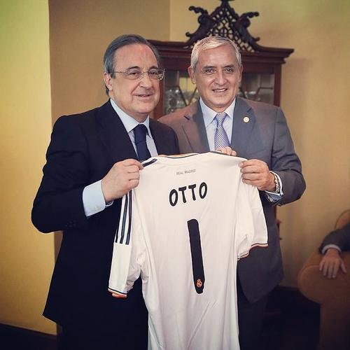 El presidente de Guatemala Otto Pérez Molina y Florentino Pérez presidente del Real Madrid posan con la camiseta del equipo merengue. (Foto: Otto Pérez Molina)