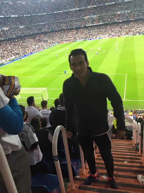 De paso pudo ver el juego de vuelta de la Champions League, entre Real Madrid y el Atlético en el estadio Santiago Bernabéu. 