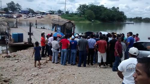 Vecinos de las comunidades afectadas han bloqueado en varias ocasiones el ferry como medida de presión para que las autoridades acciones contra la contaminación. (Foto El Informante Petenero/Facebook)