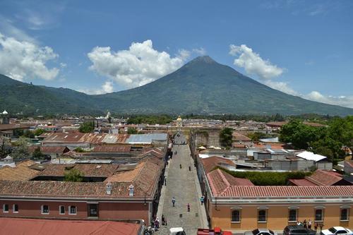 Las casas, los postes y monumentos no deben ser utilizados para promover la imagen de personajes políticos en Antigua Guatemala. (Foto: CNPAG)
