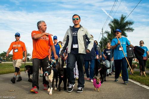 El "encantador de perros" conoció a profundidad la vida de Erick, cuya historia lo animó a escribir de él. (Foto: Facebook Erick Cruz)