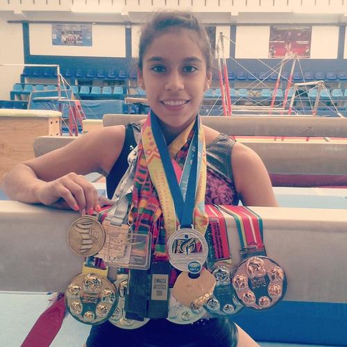 Ana Sofía muestra algunas de las medallas que ha conseguido a lo largo de su carrera. (Foto: Ana Sofía Gómez)