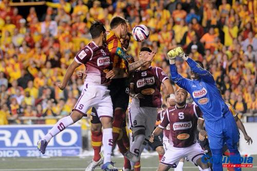 Una acción en el encuentro que terminó en empate entre Saprissa y Herediano.