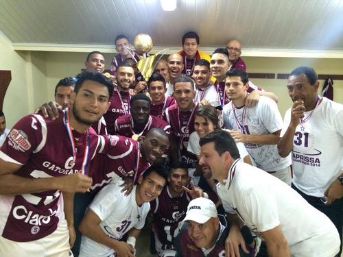 Rafa Morales, abajo, al centro, celebra el triunfo junto al Deportivo Saprissa.