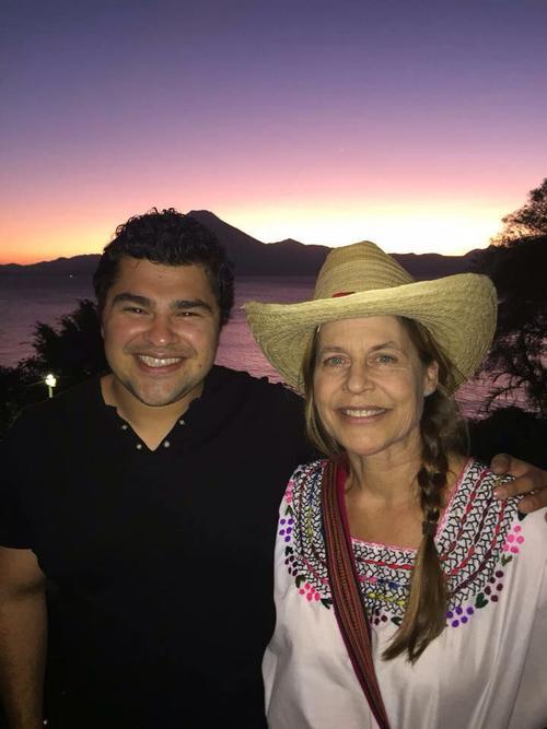 Linda Hamilton también visitó Atitlán. En esta fotografía, publicada por la usuaria Jackeline Chacón, también se puede apreciar que compró un huipil tradicional guatemalteco. (Foto: Facebook)