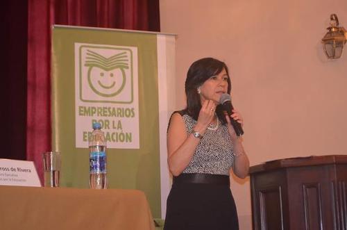 En el lanzamiento de la convocatoria participó la ministra de Educación, Cynthia del Águila. (Foto Maestro 100 Puntos)