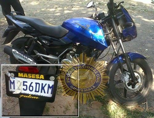 Esta es la motocicleta en la que huía hacia Cuyotenango Sergio Cardona, un número de la placa fue cubierto. (Foto: PNC) 